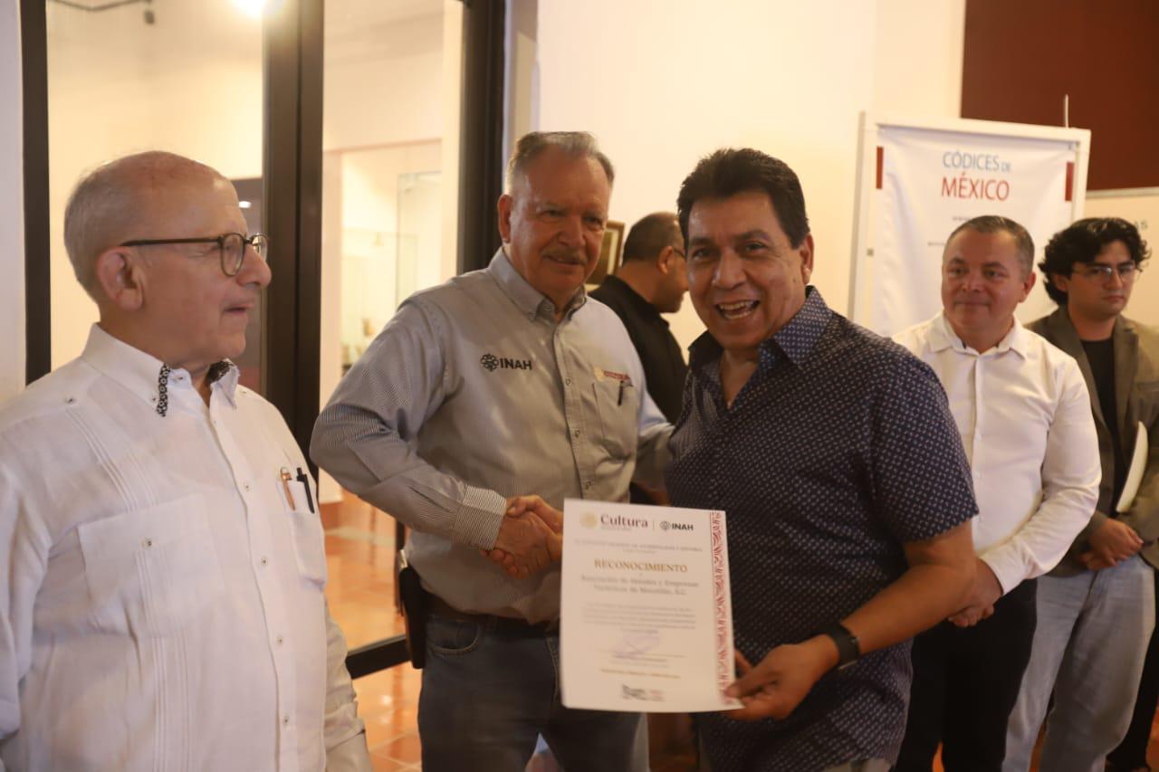 $!Sergio Romero Barrera recibió también un reconocimiento.