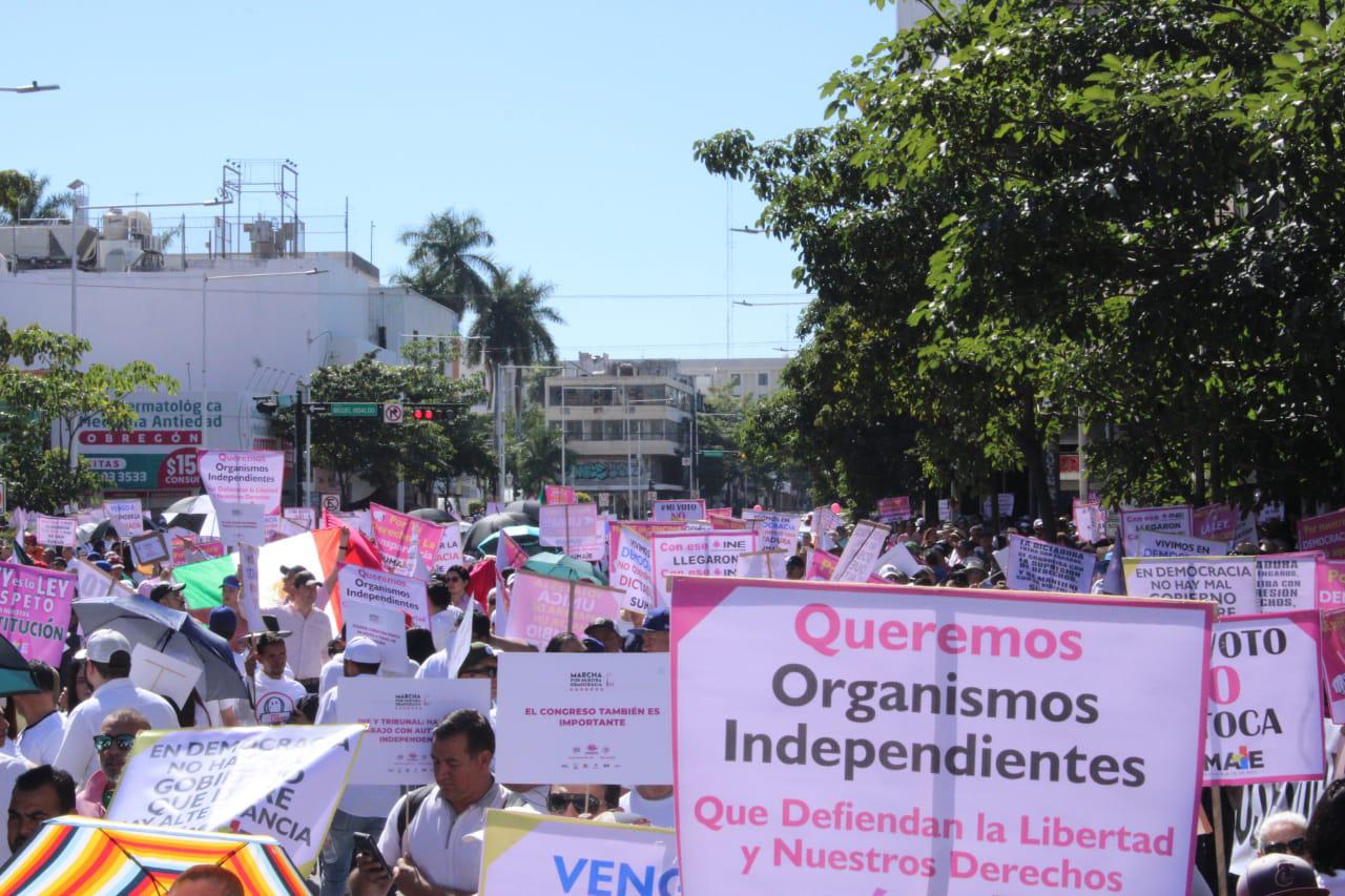 $!En Culiacán marchan cerca de 4 mil en movimiento por ‘nuestra democracia’