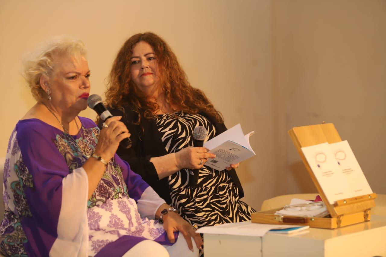 $!Julieta Montero y la autora en la presentación del poemario.