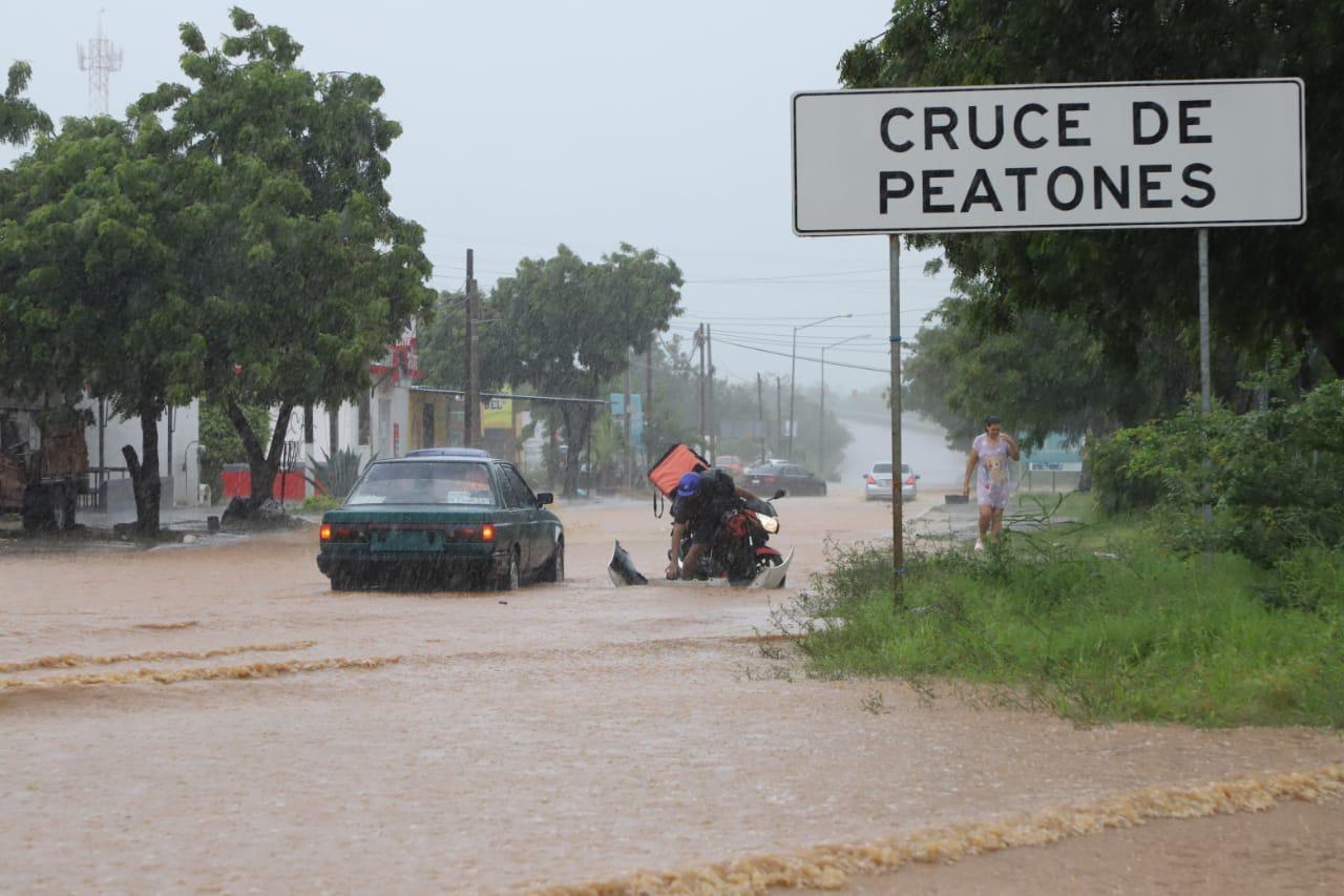 $!Se inunda Mazatlán por Huracán Nora; evacuan familias en Pradera Dorada 6