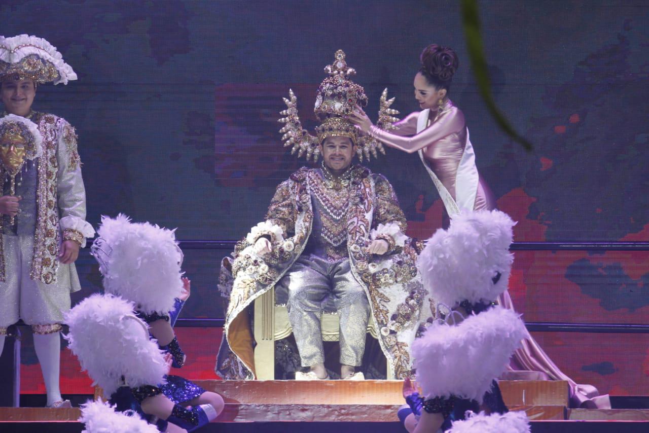 $!Alejandra I, Reina del Carnaval 2023, corona al nuevo Rey del Carnaval de Mazatlán.