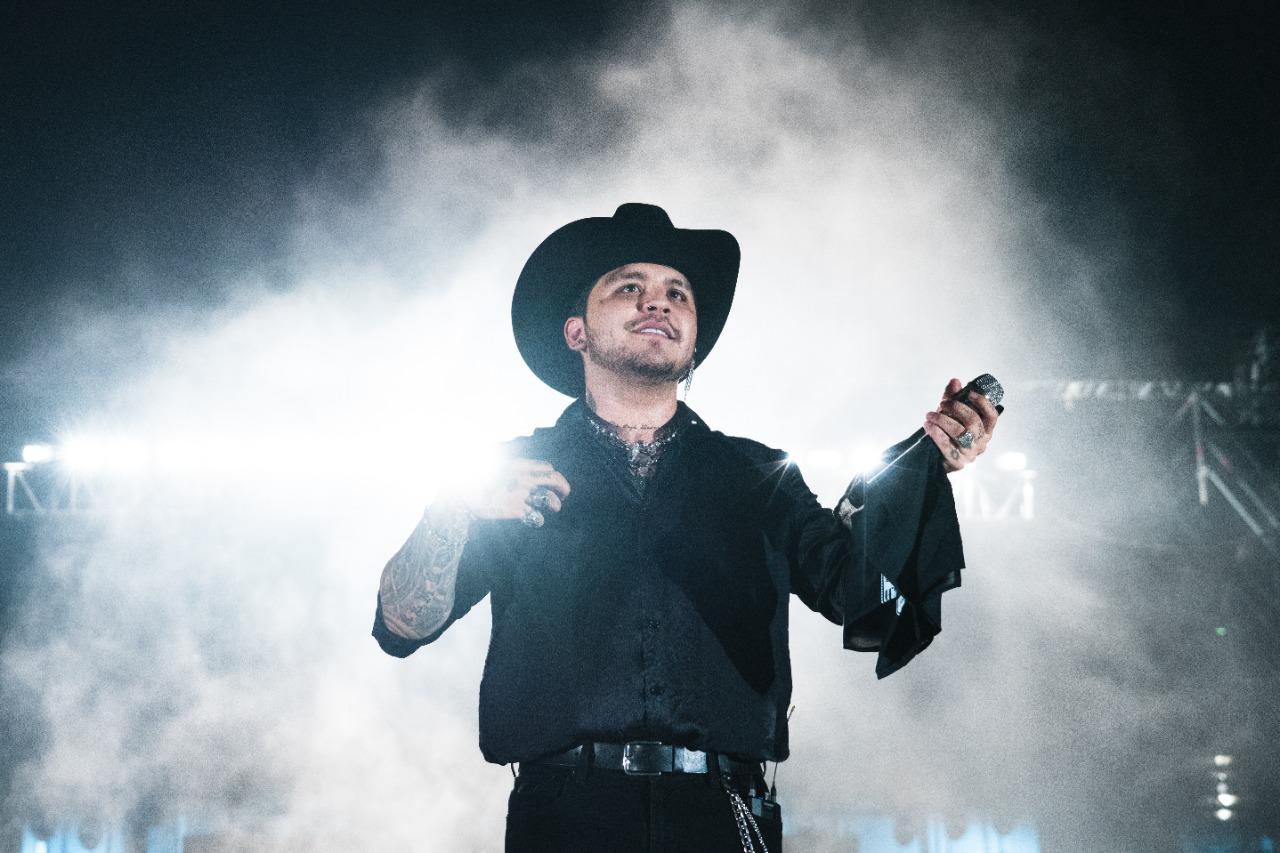 $!Christian Nodal canta por una buena causa en Mazatlán