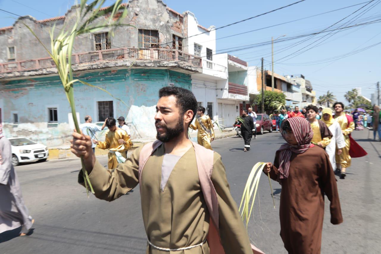 $!Jóvenes de Mazatlán representan la entrada triunfal de Jesús a Jerusalén
