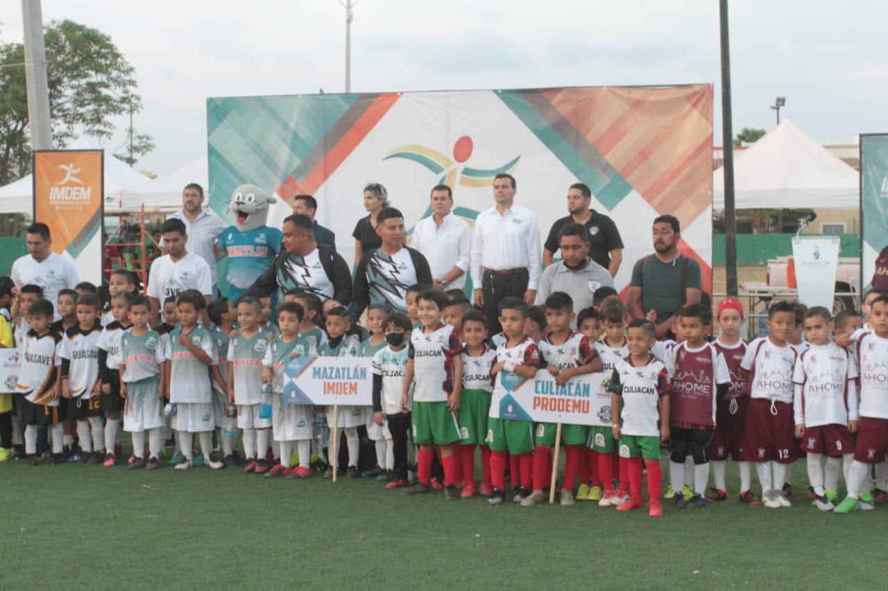 $!Inauguran en Mazatlán Campeonato Estatal de Futbol Chupones