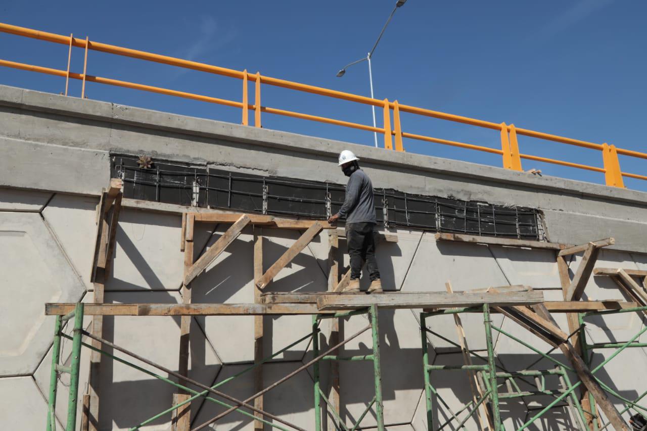 $!Inician reparación de concreto desprendido del puente del Libramiento Colosio