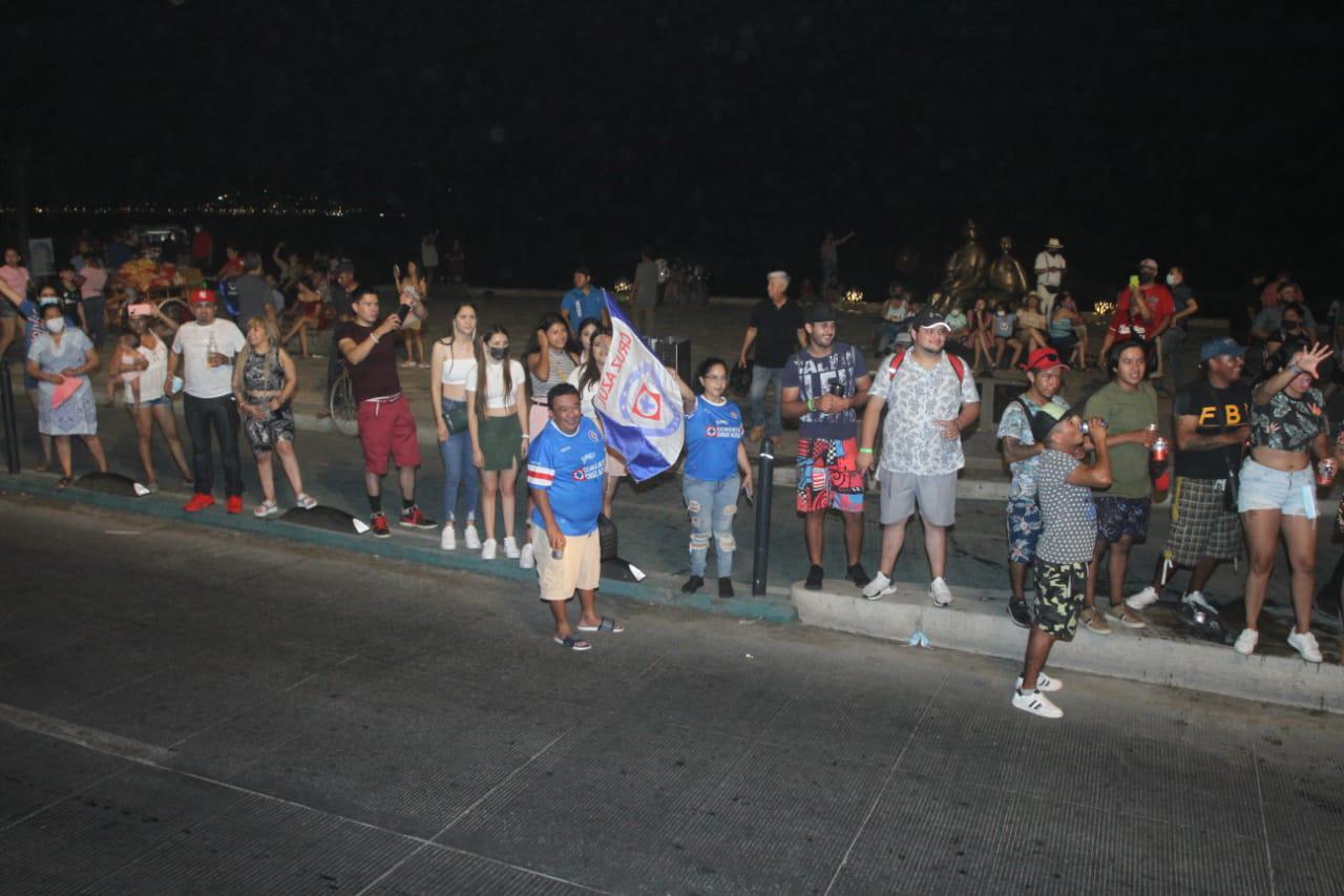$!Aficionados en Mazatlán festejan el título del Cruz Azul