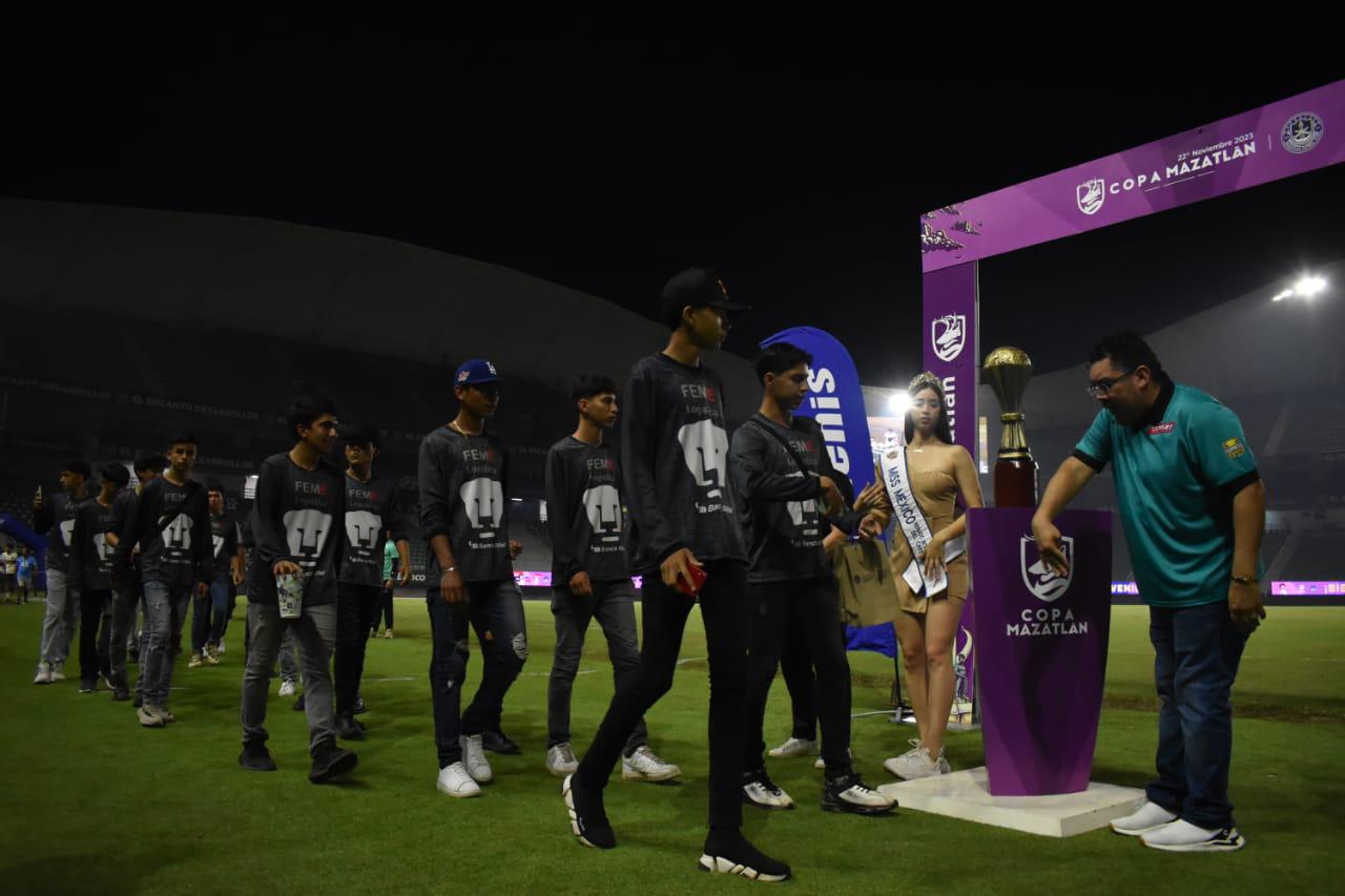 $!‘El Encanto’ brilla con inauguración de la Copa Mazatlán