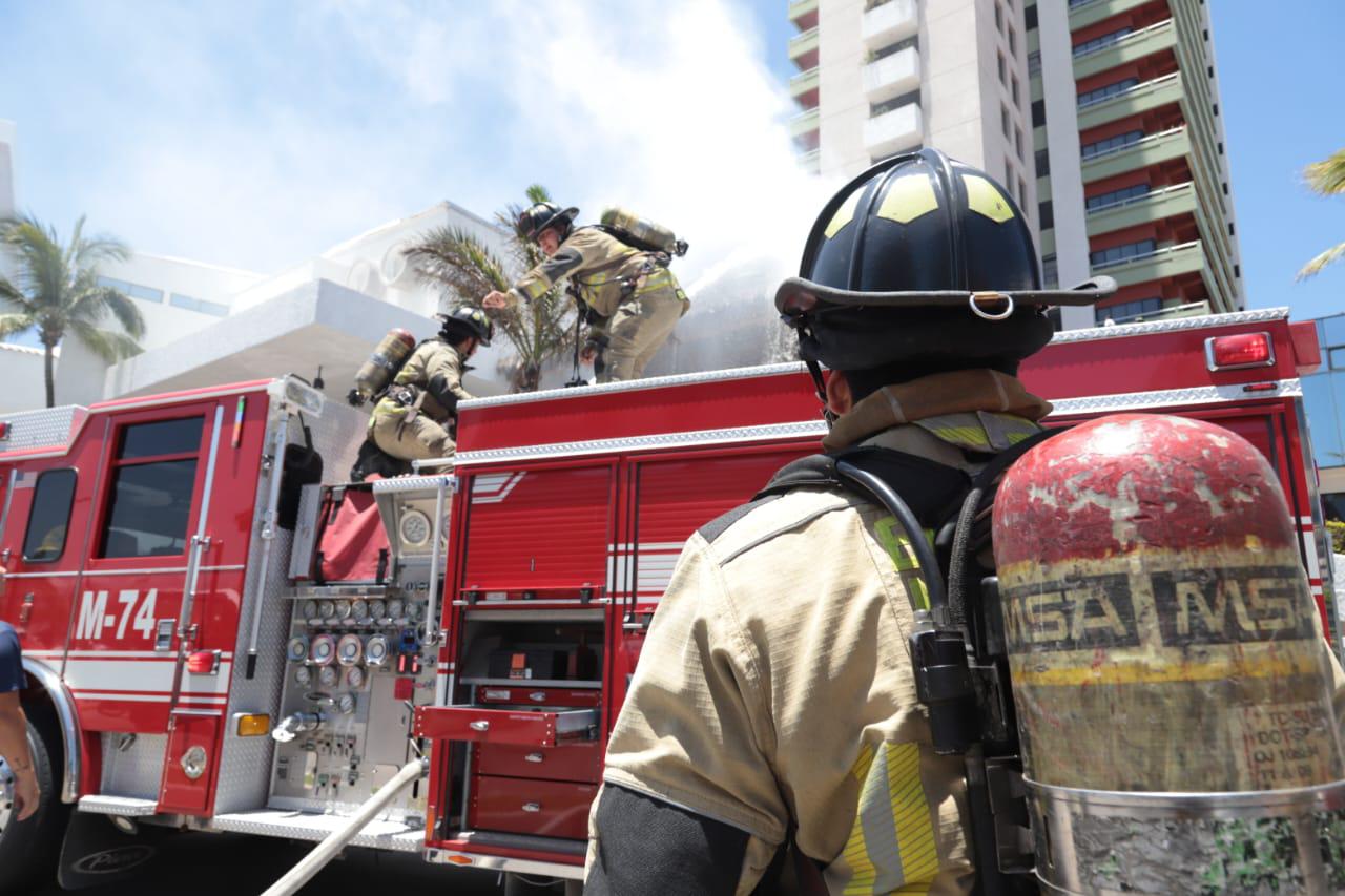 $!Incendio en palapa de hotel en Mazatlán moviliza a cuerpos de emergencia