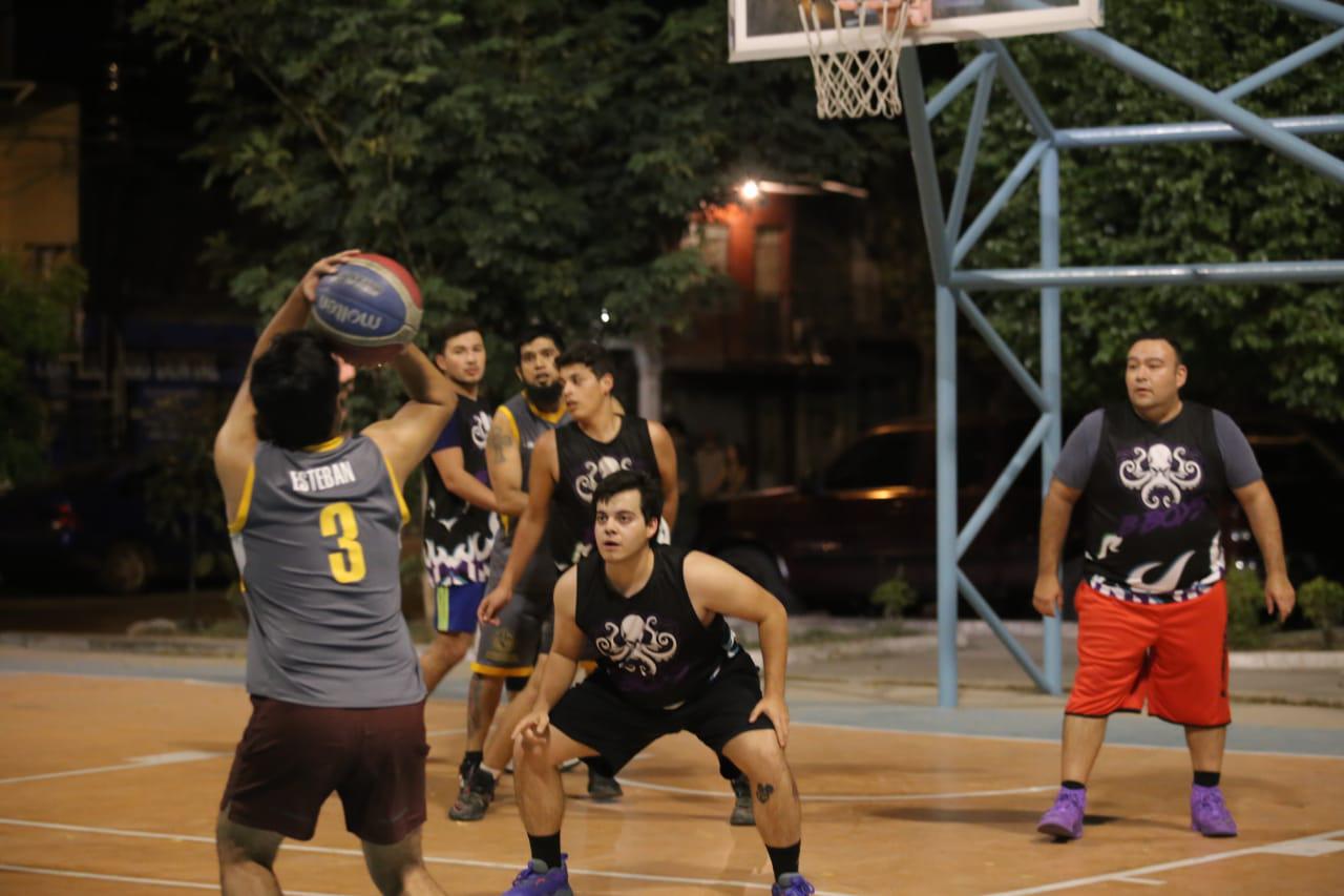 $!Bad Boys sorprende a Old School en Baloncesto Casa Hogar