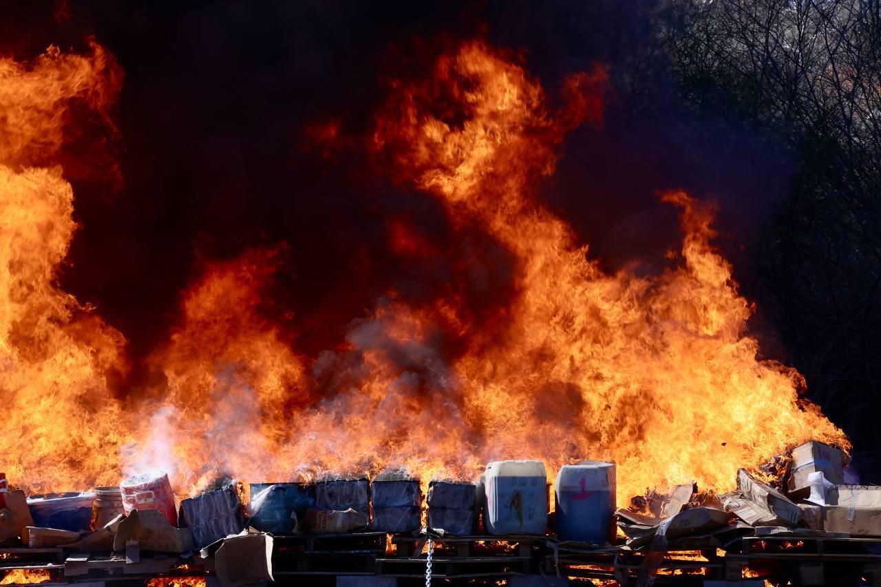 $!Destruye SSP 796 maquinitas, narcóticos y equipo táctico decomisado en operativos en Sinaloa