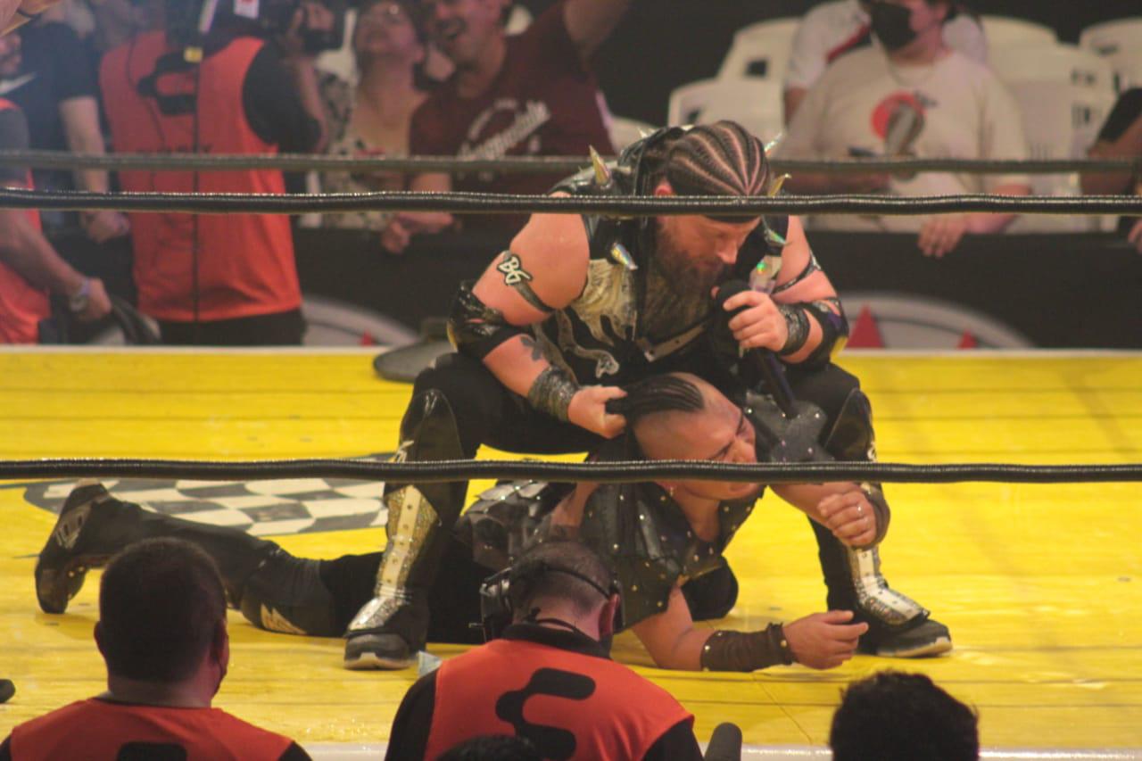 $!Pentagón Jr. e Hijo del Vikingo salen airosos en la Gira de Aniversario de la AAA en Mazatlán