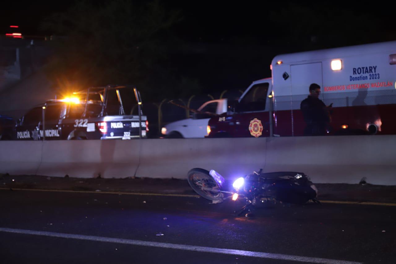 $!Mueren dos hombres tras ser arrollados en moto en el entronque al Aeropuerto de Mazatlán