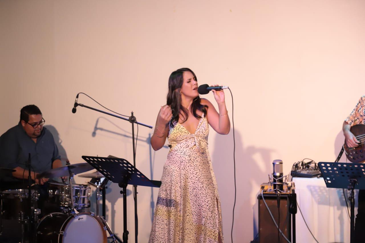 $!Mariana Pamplona, vocalista de la agrupación Chicos Jazz, deleitó a los presentes con su voz.