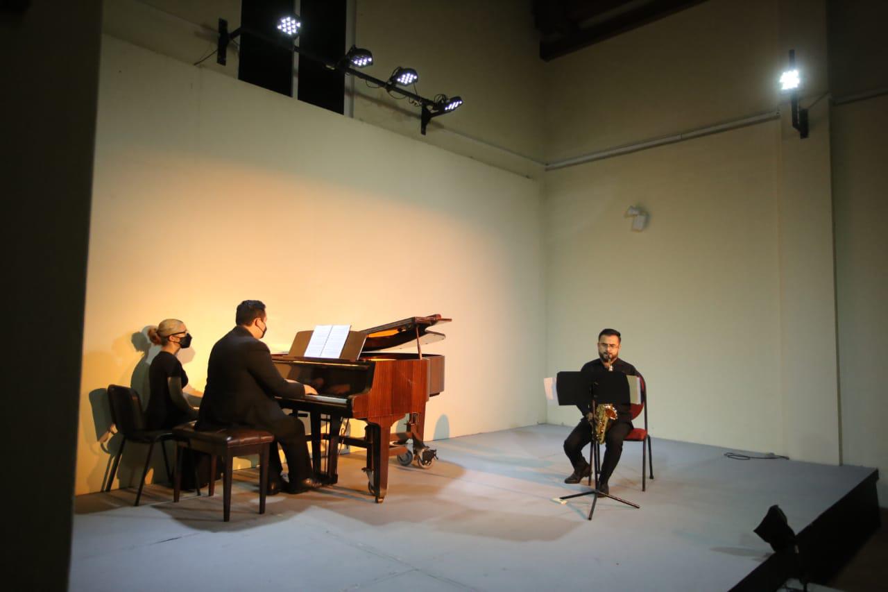 $!Laura Hauer y Raziel Pineda Alcántar hicieron vibrar al público, al tocar el piano bellas melodías.