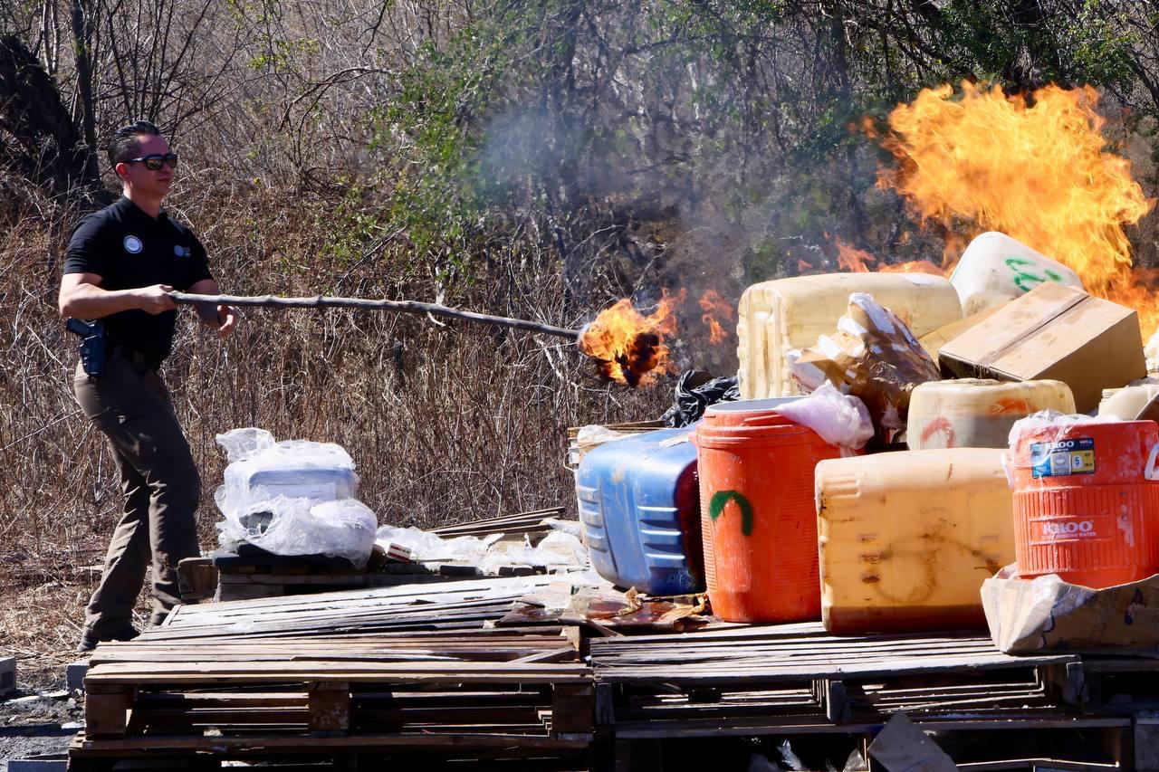 $!Destruye SSP 796 maquinitas, narcóticos y equipo táctico decomisado en operativos en Sinaloa