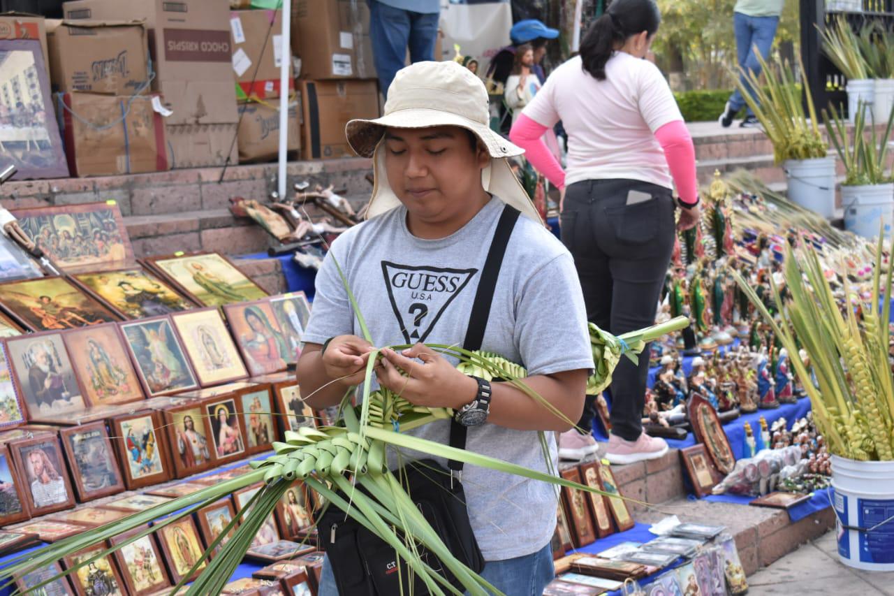 $!En Catedral, Javier y su mamá tejen las palmas que se bendicen en Domingo de Ramos
