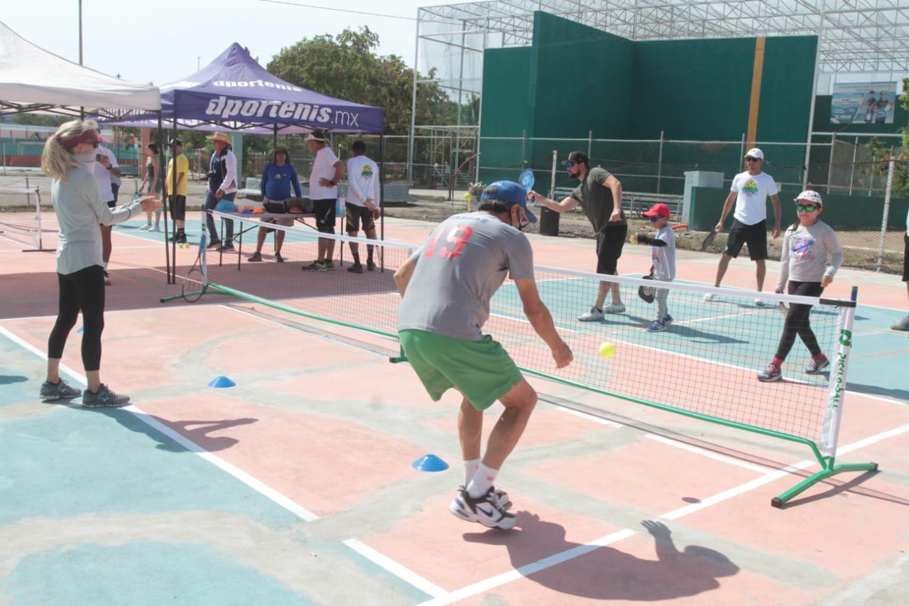 $!César Vargas cruza fronteras para impartir en Mazatlán clínica gratuita de pickleball