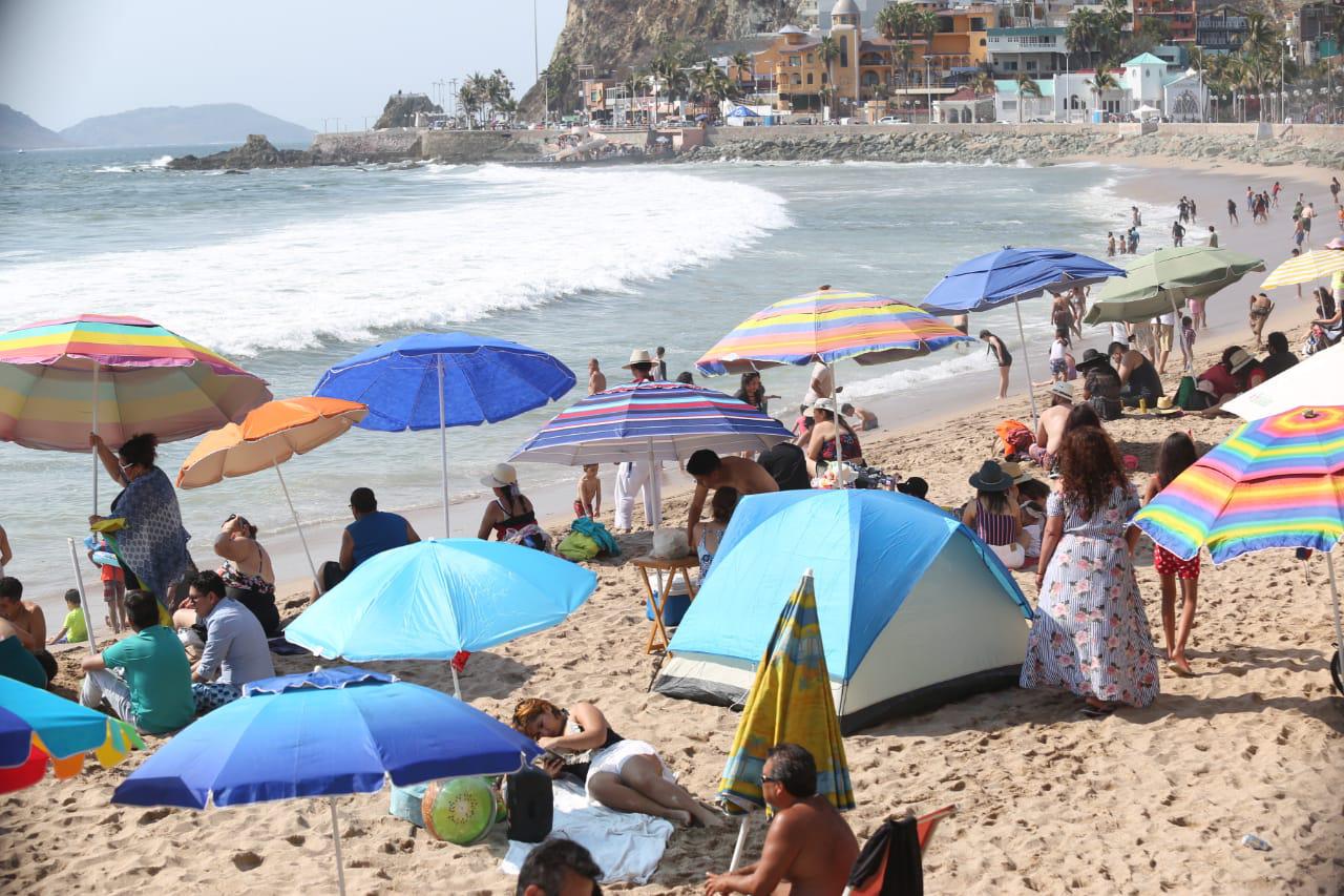 $!En Mazatlán, cierran playa desde Valentino hasta el Acuario