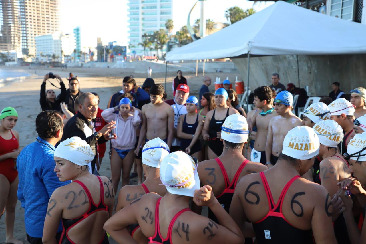 $!Mazatlán, sin rival en estatal de aguas abiertas