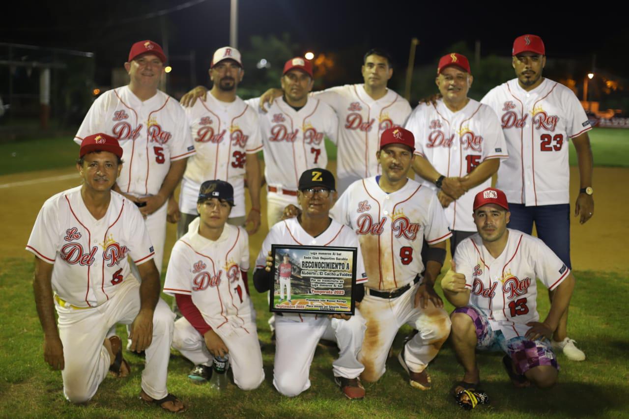$!Cantan el playball en la Liga de Meseros Al Bat, en Mazatlán