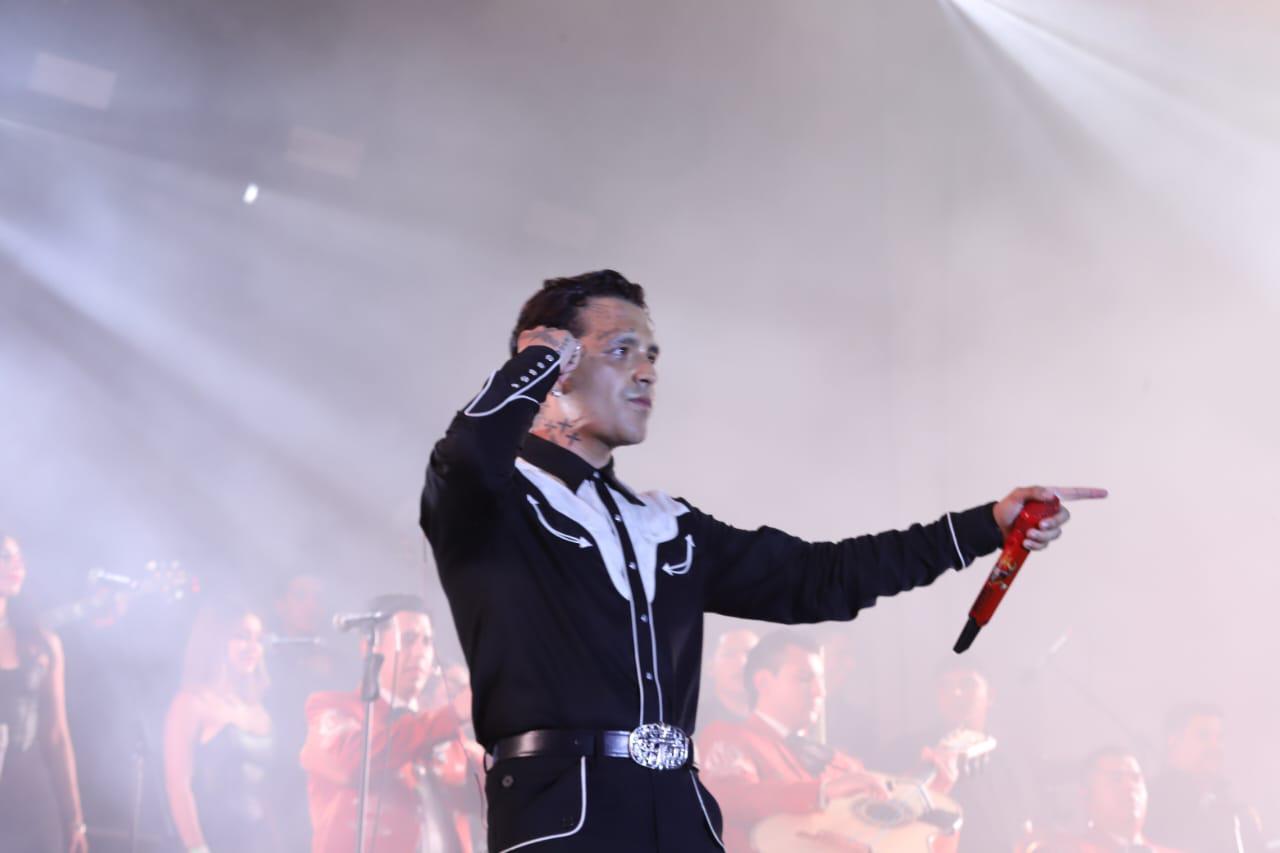 $!El artista del regional mexicano, norteño y mariachi, cerró su presentación con la canción De los besos que te di.