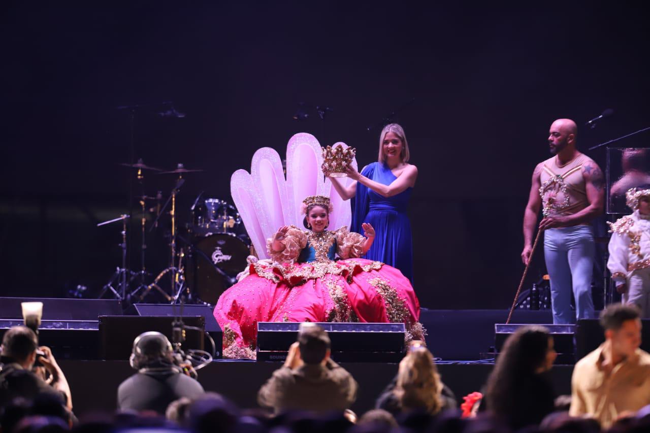 $!Ángela I y Ximena II reciben sus atributos reales del Carnaval de Mazatlán