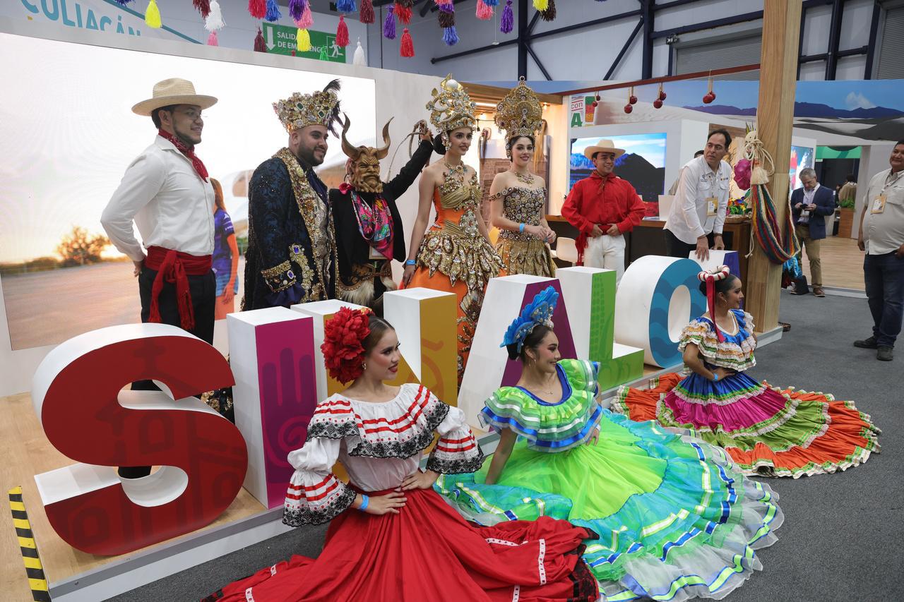 $!Ballet Folklórico del Instituto de Cultura de Mazatlán, que dirige el Maestro Javier Arcadia, lució los trajes típicos de la región sinaloense.