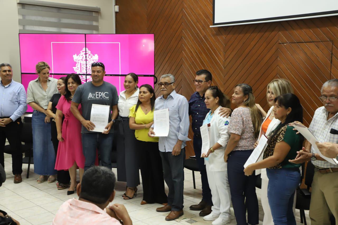 $!Dan certeza jurídica a 103 familias de Mazatlán al entregarles escrituras de sus viviendas