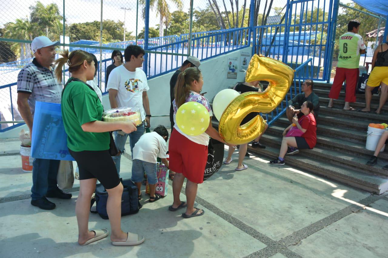 $!Ante primera onda de calor, reportan recepción de mil personas en albercas del parque 87 en Culiacán