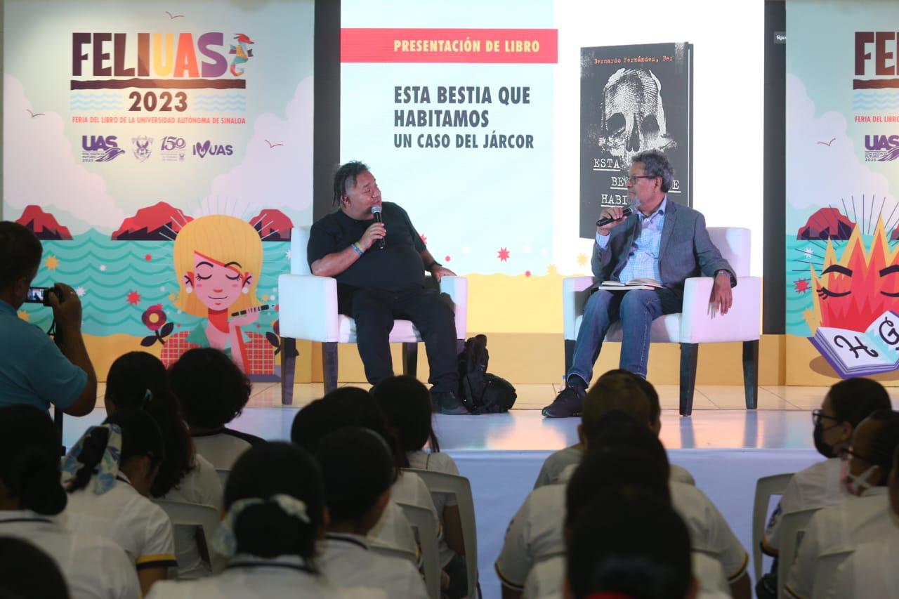 $!Bernardo Fernández Bef y el escritor Élmer Mendoza.