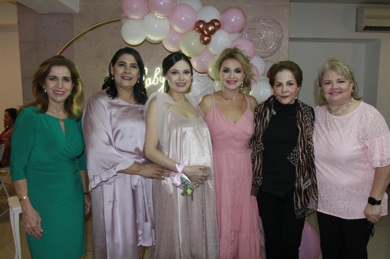 $!Míriam Beltrán Douglas, Rosario Bojórquez, Velia Calderón, Consuelo Beltrán Douglas y Nelva Calderón organizan la reunión en honor a Ana Lucía.