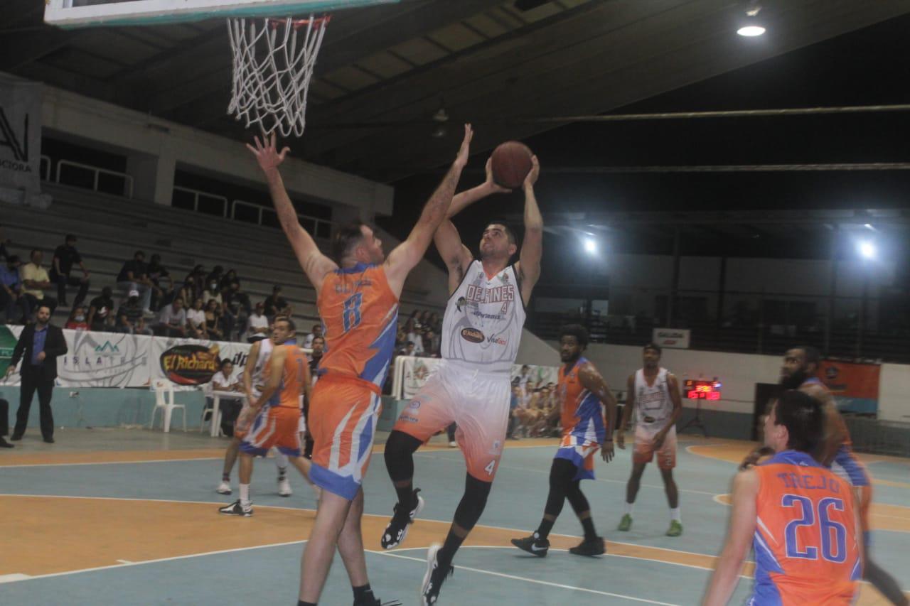 $!Delfines de Mazatlán pega primero a Potros de Casas Grandes Chihuahua en la final de regiones del Cibapac