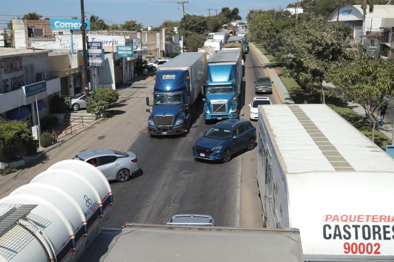 $!Bloquean Carretera Internacional, en Urías, para exigir el regreso de Yoshimi y su esposo