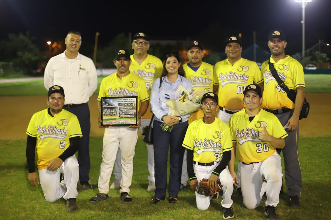$!Cantan el playball en la Liga de Meseros Al Bat, en Mazatlán
