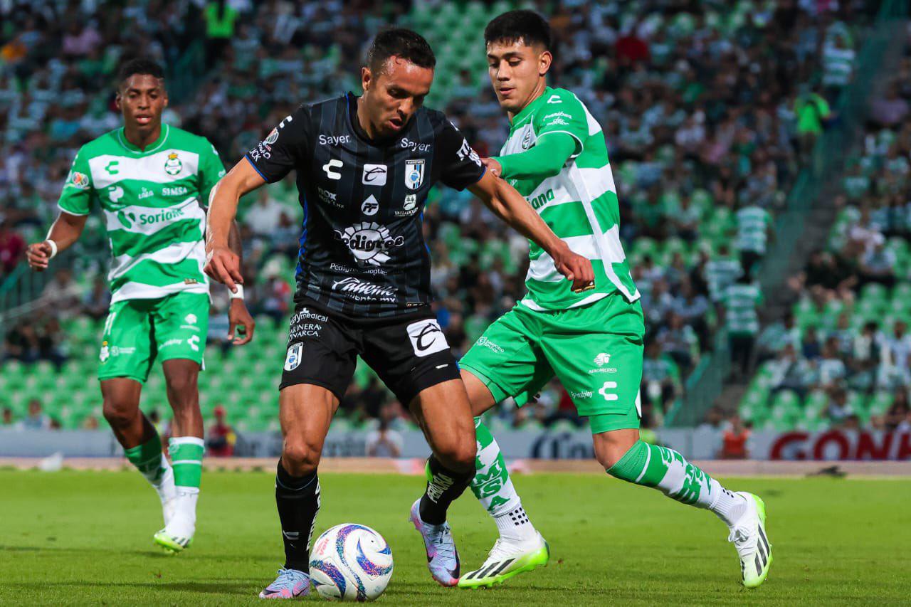 $!Querétaro le pega a Santos a domicilio
