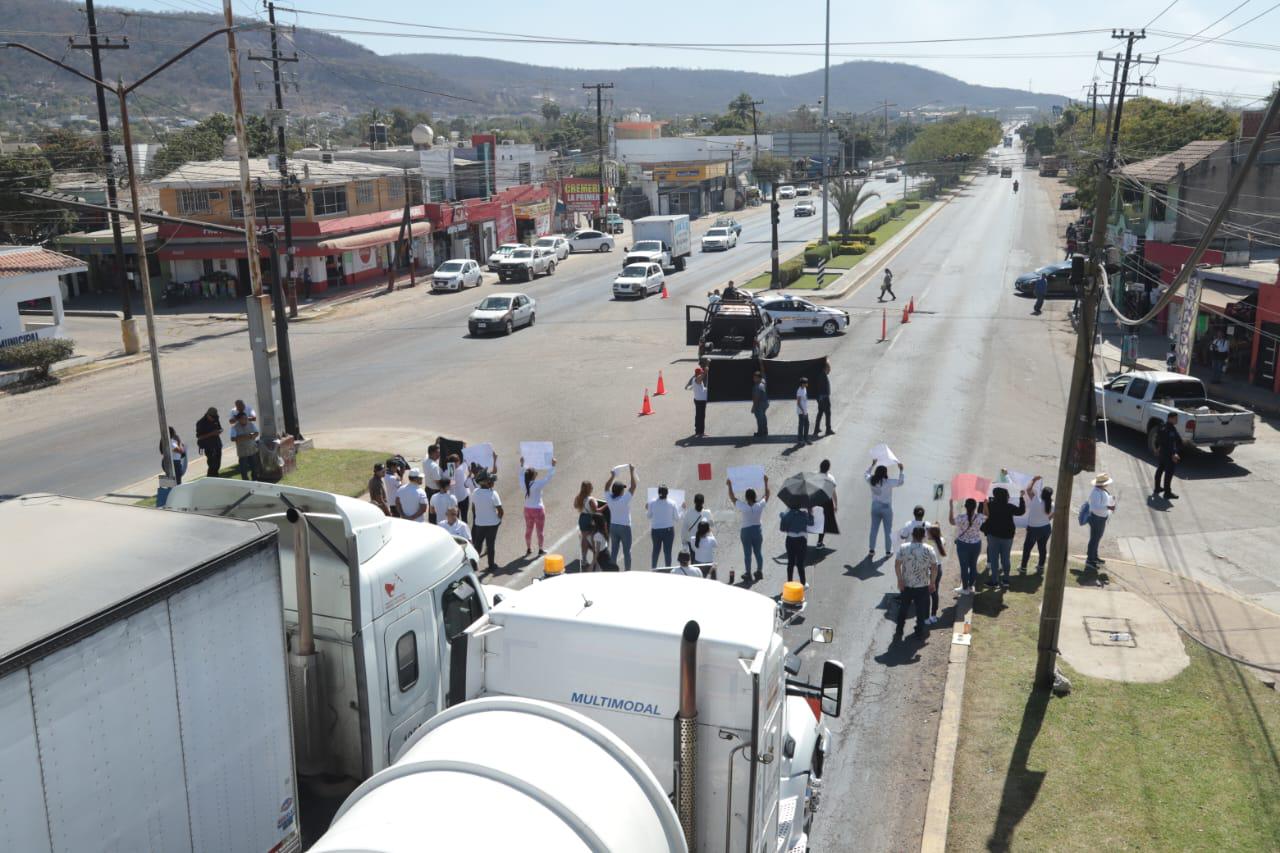 $!Bloquean Carretera Internacional, en Urías, para exigir el regreso de Yoshimi y su esposo