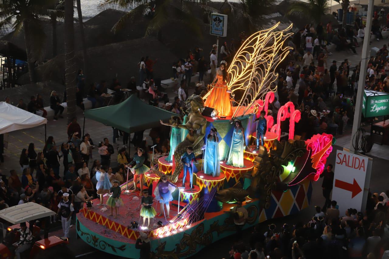 $!Abarrotan 515 mil personas el malecón en el segundo y último desfile del Carnaval de Mazatlán