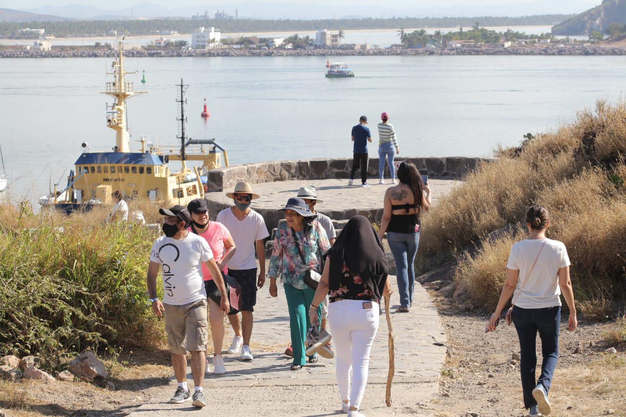$!Turistas disfrutan del Faro, malecón, Zona Dorada y playas de Mazatlán; el tráfico aumenta y en tramos colapsa