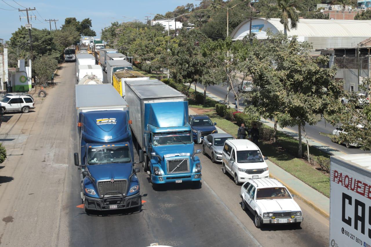 $!Bloquean Carretera Internacional, en Urías, para exigir el regreso de Yoshimi y su esposo