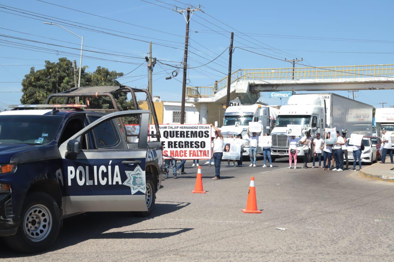 $!Bloquean Carretera Internacional, en Urías, para exigir el regreso de Yoshimi y su esposo