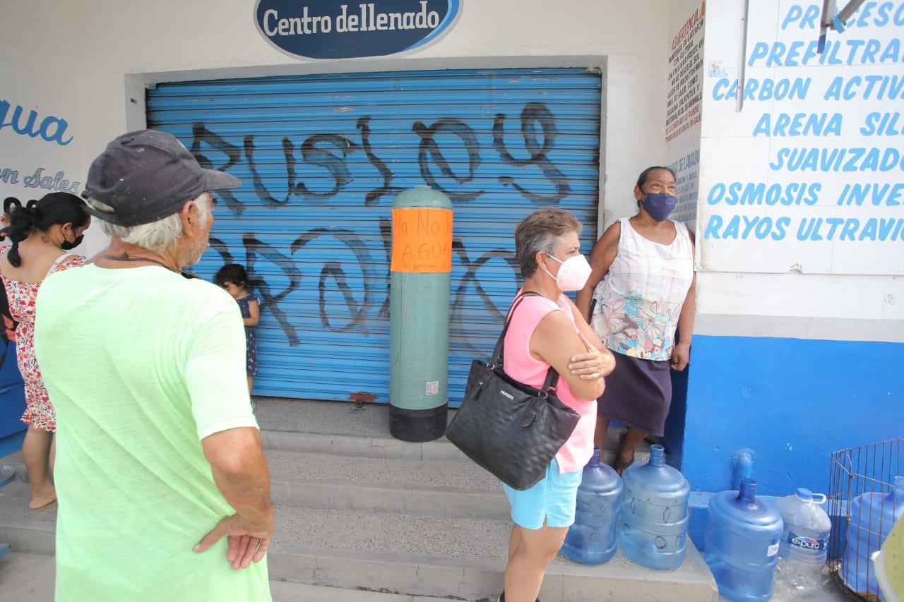 $!Mazatlecos saturan las purificadoras ante el temor de no encontrar agua para beber