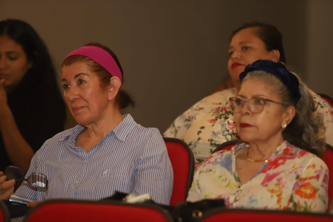 $!Una agradable tarde escuchando poesía pasaron los asistentes.