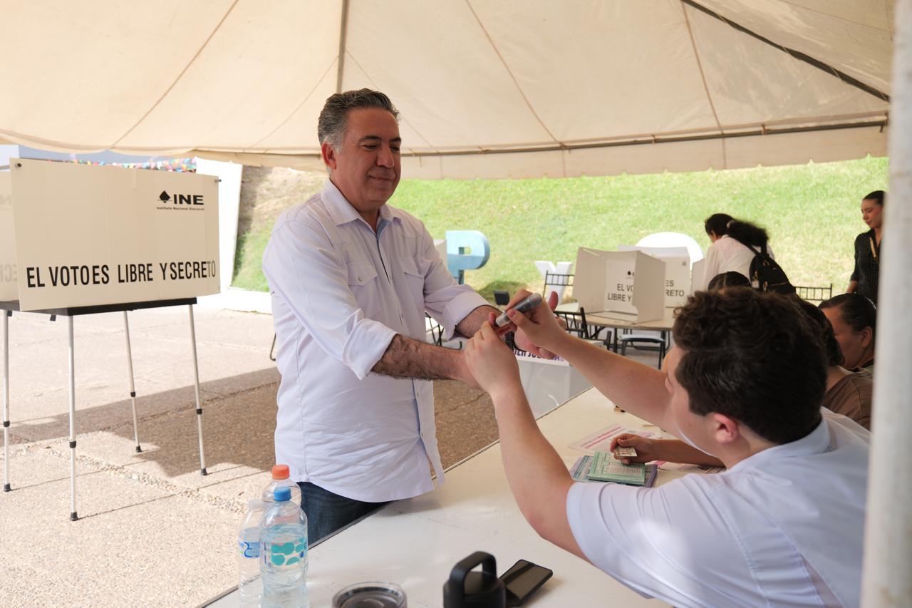 $!Senador Enrique Inzunza emite su voto en Culiacán en la elección judicial