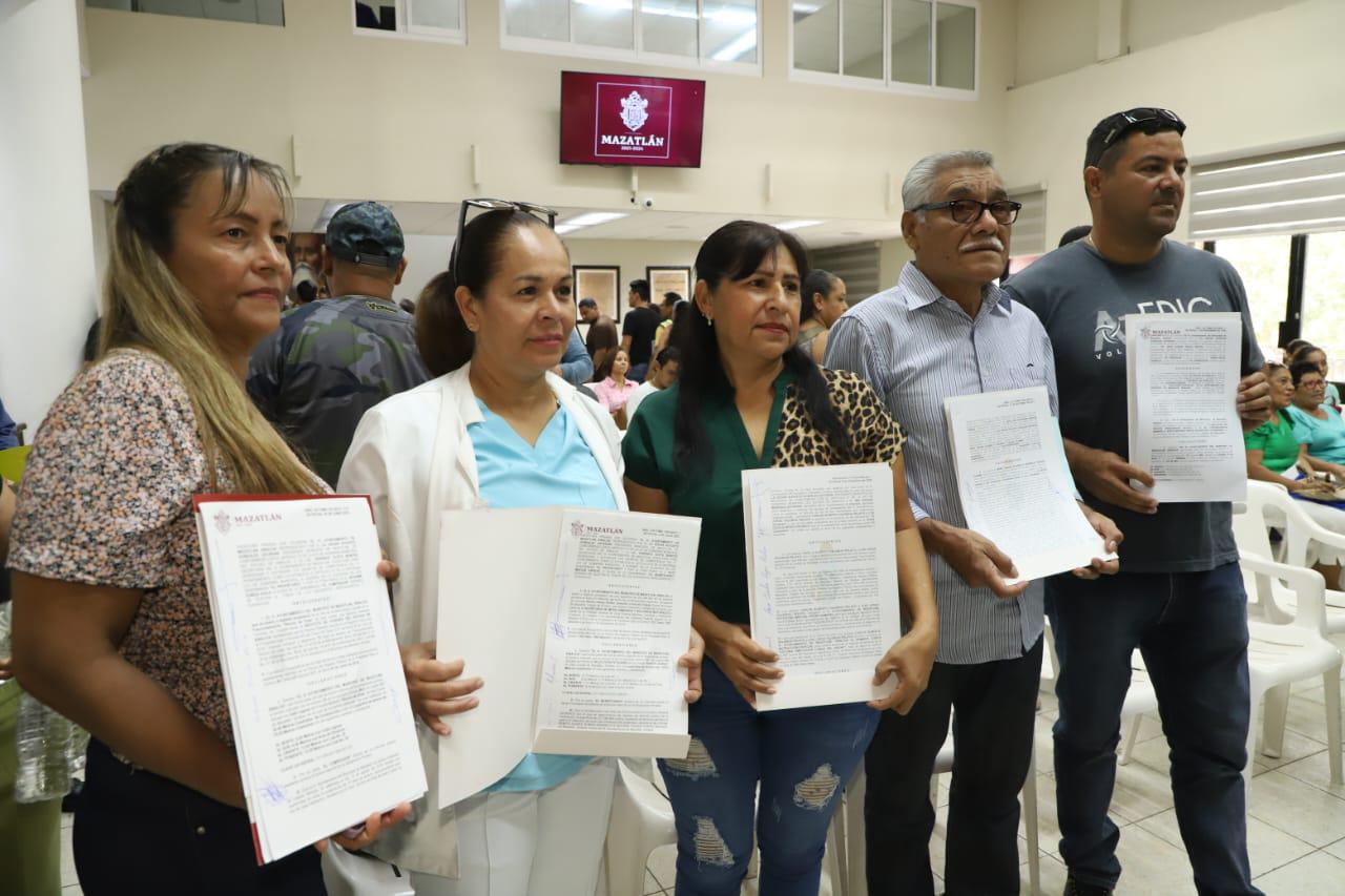 $!Dan certeza jurídica a 103 familias de Mazatlán al entregarles escrituras de sus viviendas