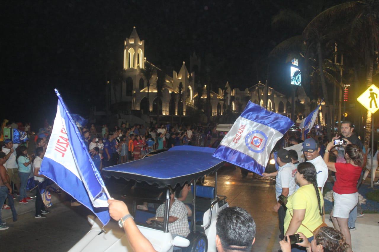 $!Aficionados en Mazatlán festejan el título del Cruz Azul