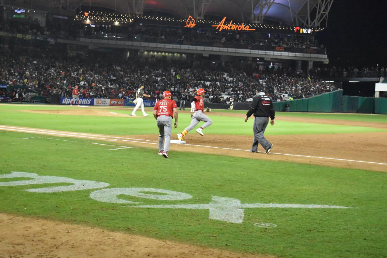 $!Tomateros de Culiacán se niega a morir y gana a Venados de Mazatlán cuarto juego