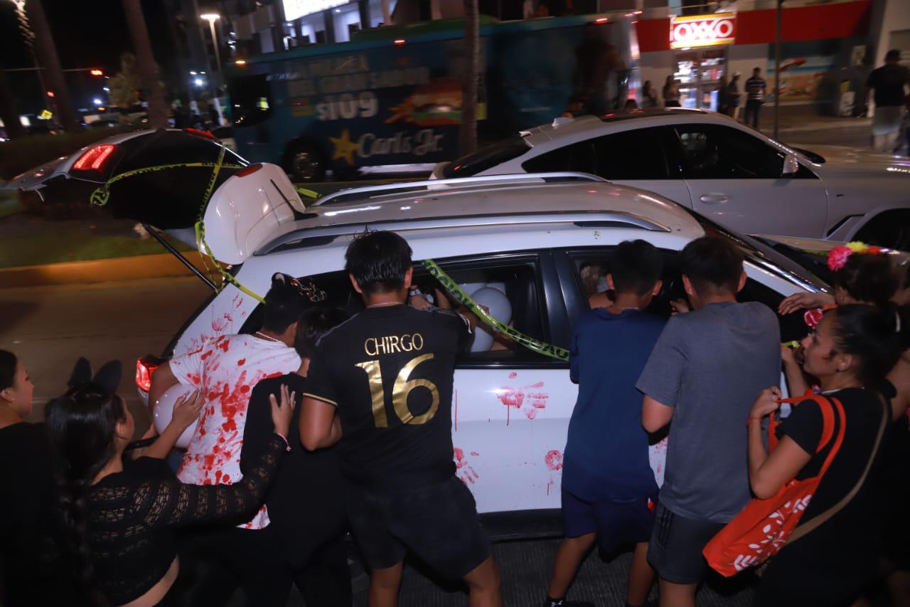 $!#Galería | En la Gran Plaza y en las letras de Mazatlán se arma la fiesta de Halloween