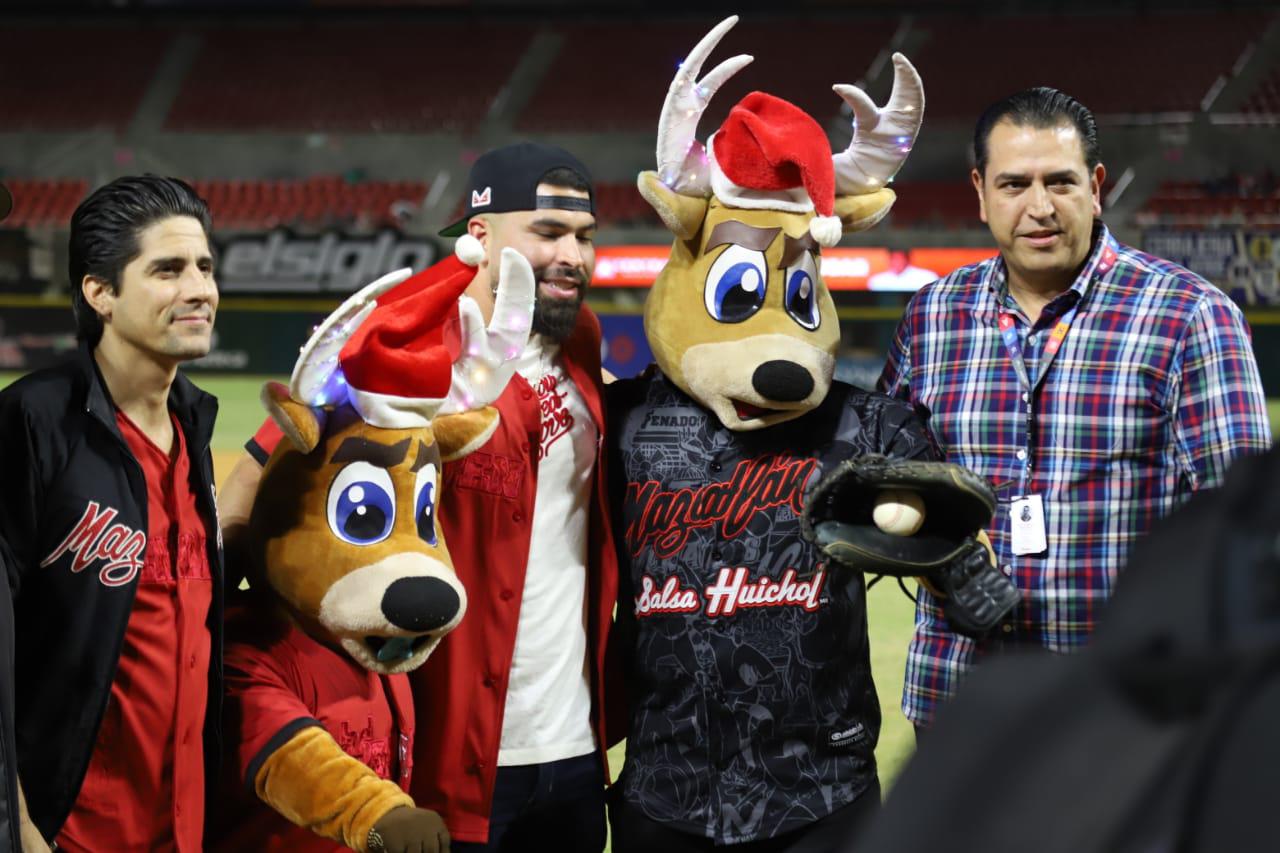 $!José Urquidy lanza la primera bola en el juego Venados-Sultanes