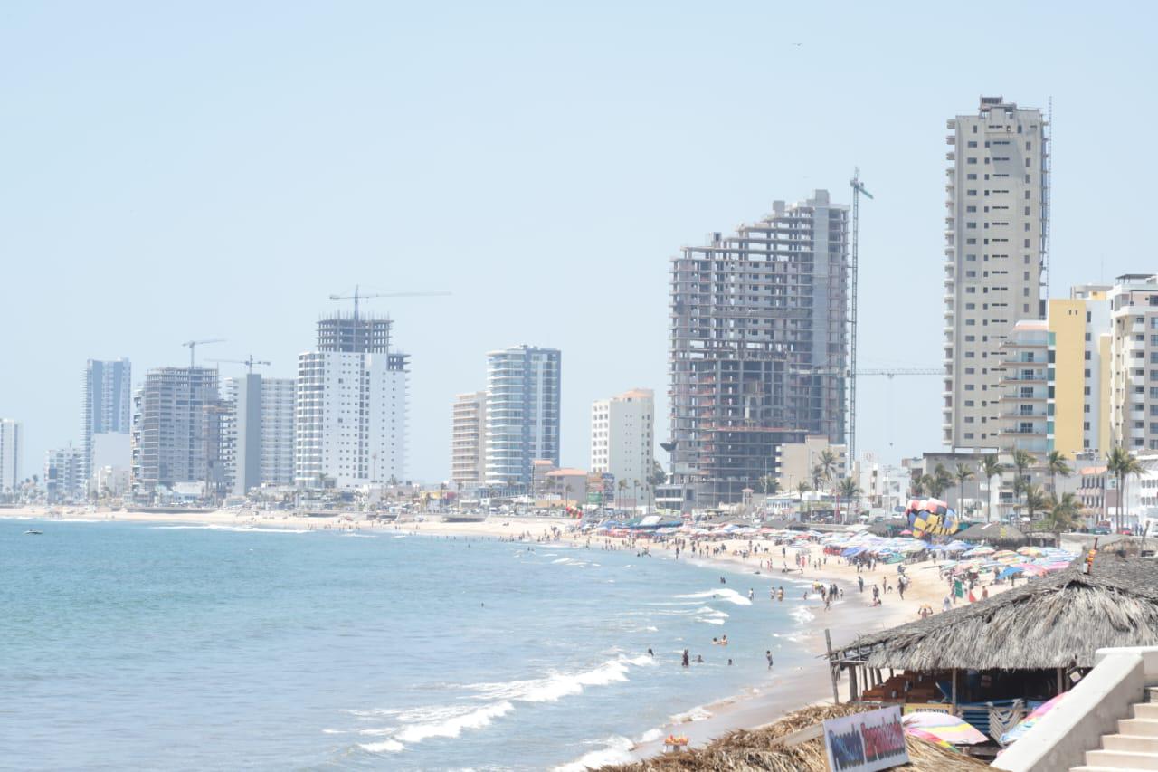 $!Mazatlán recibe la Semana Santa con menor afluencia en sus playas