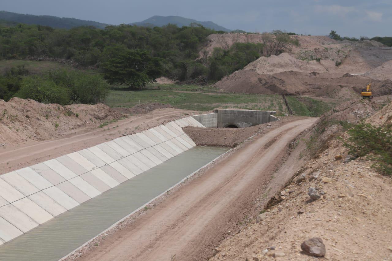 $!Llega López Obrador a Lomas del Guayabo, en Mazatlán, a supervisar distrito de riego